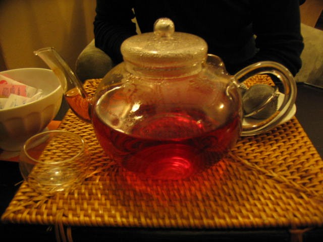 Чайник с красным чаем