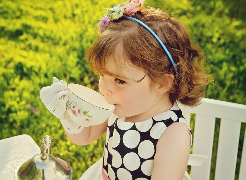 Девочка ребенок пьет чай