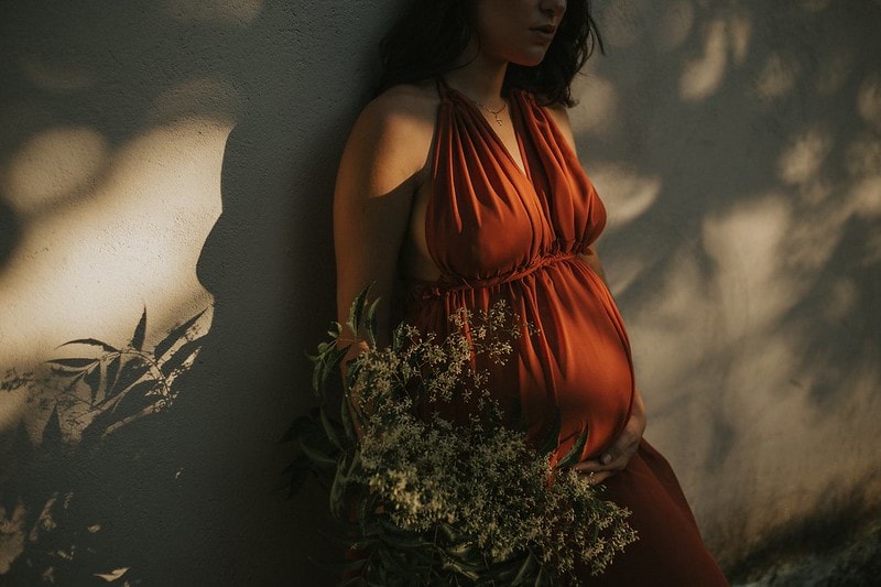 Беременная женщина в платье