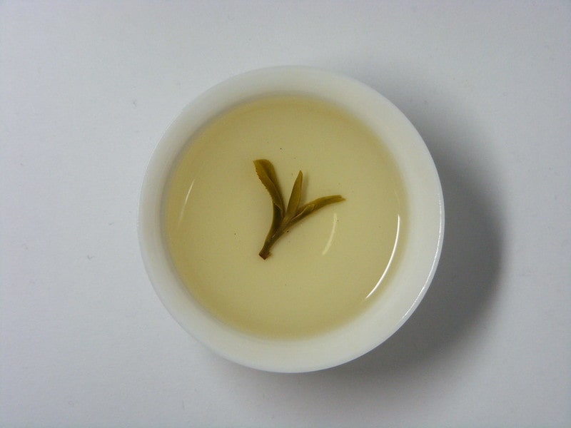 желтый китайский чай в кружке