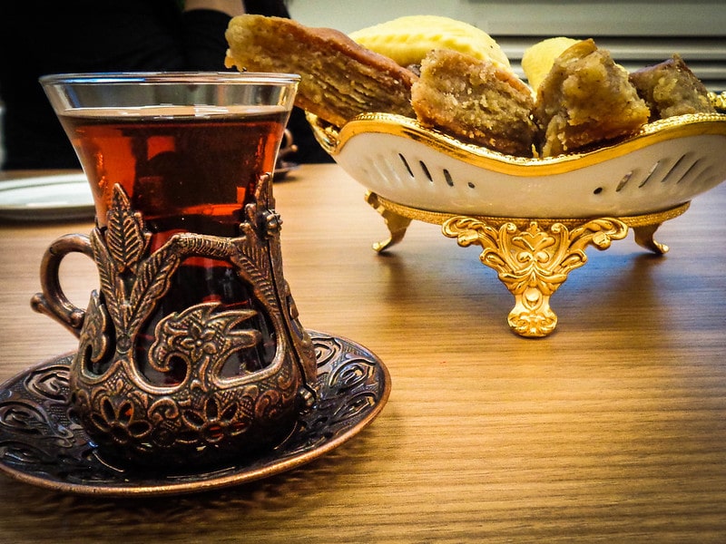 Азербайджанский чай с угощениями