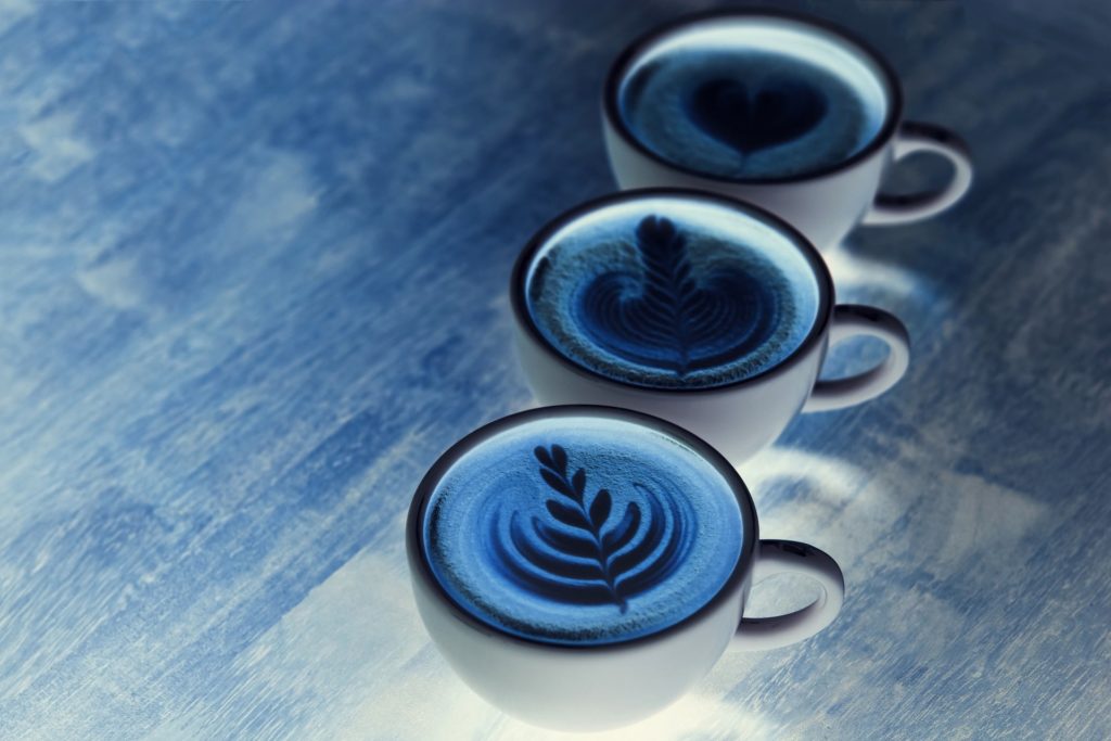 Кружки с синим чаем